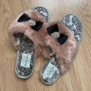 Pretty You London luxurious faux fur slippers